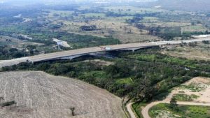 груз блокированный на мосту из Кулумбии в Венсеулу, гуманитарная помощь