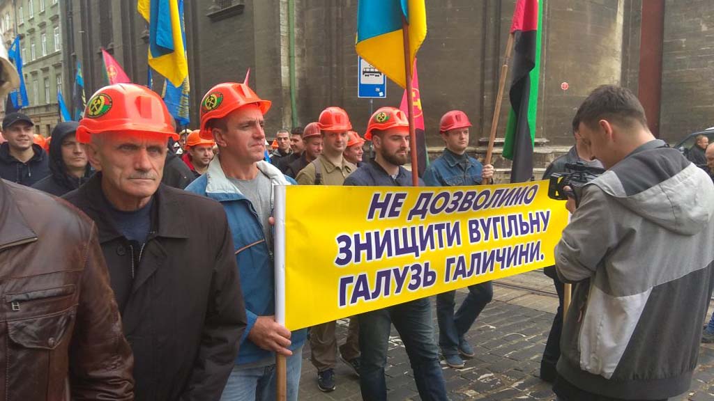 Сегодня во Львове прошла очередная акция протеста шахтеров, которые не могут получить свою зарплату с прошлого года. В случае непогашения задолженностей в кратчайшие сроки шахтеры обещают более масштабные акции протеста.