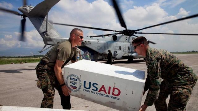 военные США доставляют гуманитарную помощь