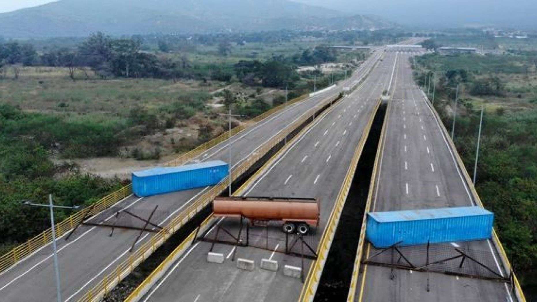 блокированный мост на границе Колумбии и Венесуэлы