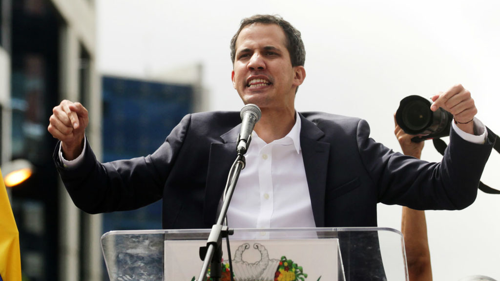 Лидер оппозиции Венесуэлы Хуан Гуайдо в интервью изданию Wall Street Journal заявил, что не исключает возможности иностранного военного вмешательства для свержения власти действующего президента Мадуро. По его словам, это было бы наиболее эффективным вариантом.