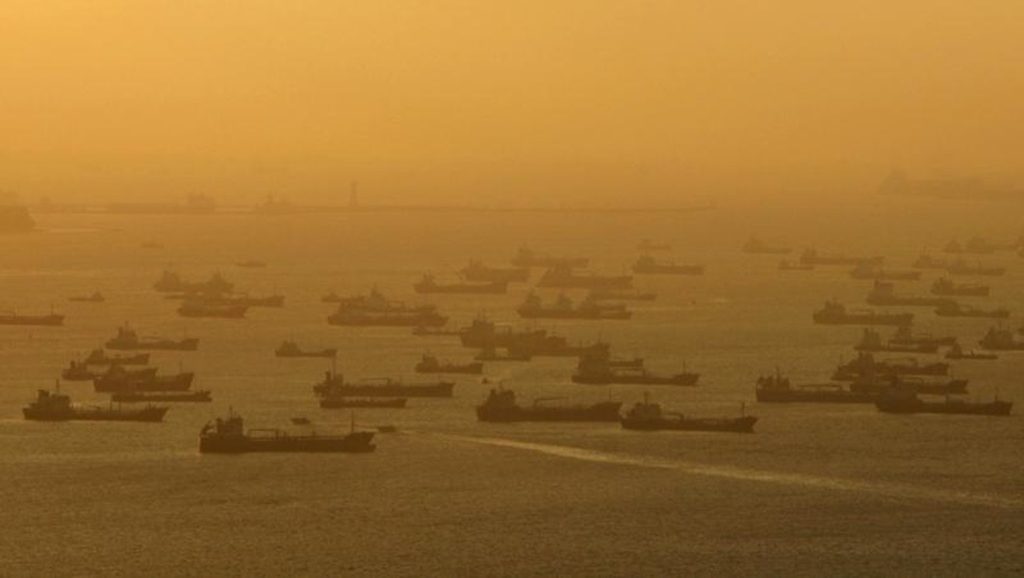 нефтяные танкеры рядом с Сингапуром