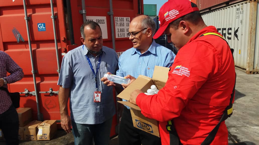 Министр здравоохранения Венесуэлы Карлос Альварадо принимает медицинские товары