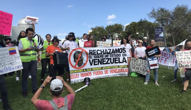 Майами, США, протест против вмешательства и санкций США в дела Венесуэлы в  Международном университете Флориды