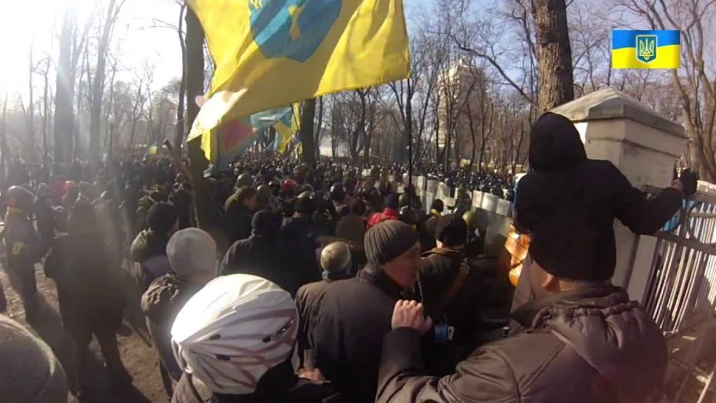 Сеть показала кадры, где Порошенко прошел мимо раненых евромайдановцев в Мариинском парке