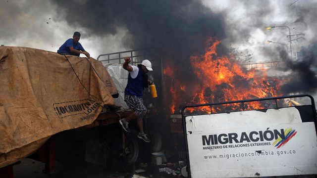 подожженная гуманитарная помощь на границе Венесуэлы, беспорядки 23 февраля