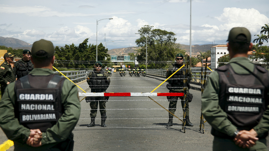 силовики Венесуэлы охраняют перекрытую границу