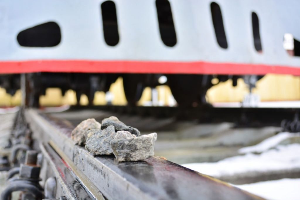 Дикие нравы: Поезд попал под «обстрел» камнями вблизи Житомира