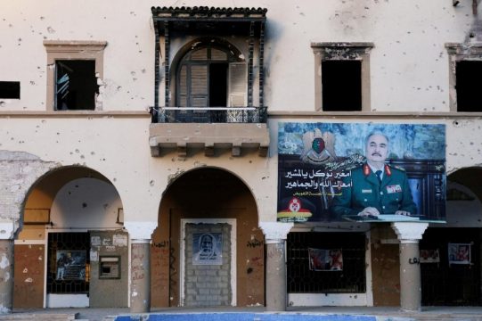 Плакат с ливийским военачальником Халифой Хафтаром на здании в Бенгази, Ливия, 21 февраля 2019 года, Reuters