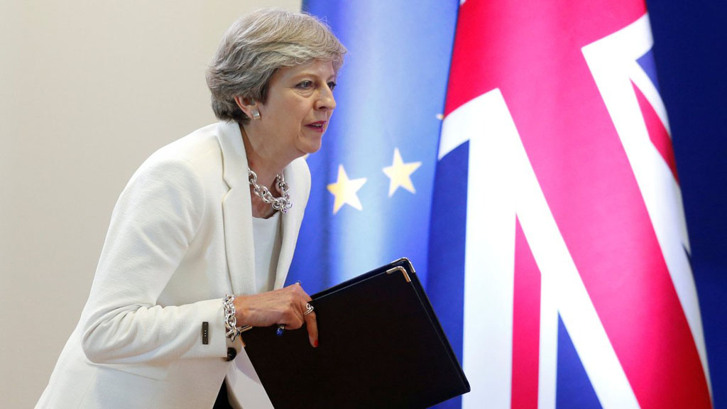 Однопартийцы премьер-министра Великобритании Терезы Мэй согласились поддержать согласованный с ЕС проект Brexit, в случае если она согласится на досрочную отставку сразу после выборов в Европарламент в мае или июне.