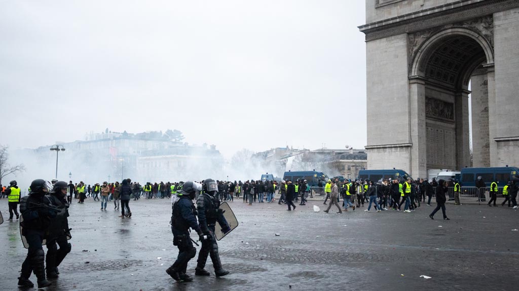 В ходе 18-й акции протеста "желтых жилетов" проходящей сегодня в Париже произошли массовые столкновения манифестантов с полицией. По данным столичной префектуры, задержан уже 31 человек. Протестующие разгромили витрины нескольких магазинов, подожгли припаркованные скутеры и возводят баррикады.