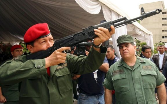 Президент Венесуэлы Уго Чавес с автоматом Калашникова АК103