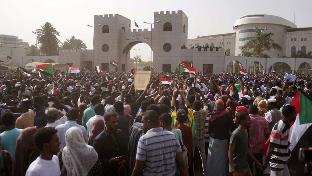 В Судане приведен к присяге новый глава Военного совета Судана бывший Начальник штаба сухопутных войск Абдель Фаттах аль-Бурхан. Вместе с тем боевые формирования Национальной службы безопасности и разведки страны потребовали создания переходного органа власти, в который вошли бы наряду с военными и гражданские министры