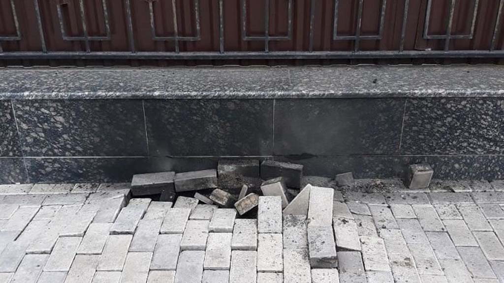 Сегодня в Киеве возле здания посольства РФ в Киеве произошел взрыв подземного высоковольтного кабеля, принадлежащего Юго-Западной железной дороге. В результате инцидента никто не пострада