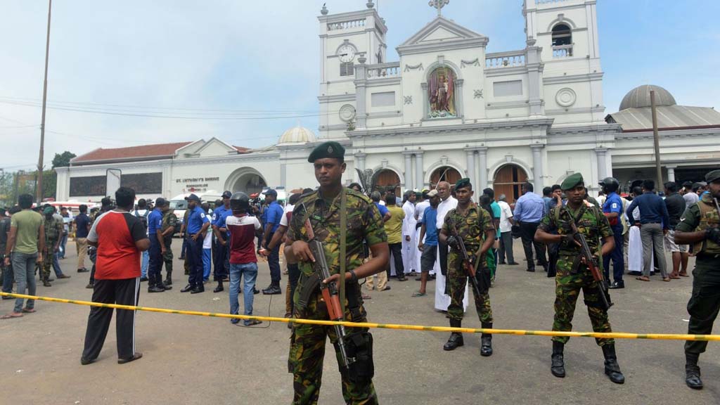 В результате взрывов произошедших в трех отелях и трех церквях на Шри-Ланке погибли по меньшей мере 160 человек, еще более 400 человек получили ранения. Ответственность за теракты пока никто не взял.