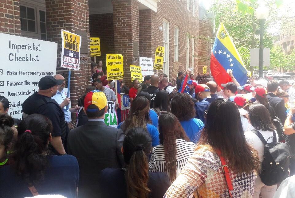 митингующие в поддержку Мадуро, 30 апреля, Венесуэла