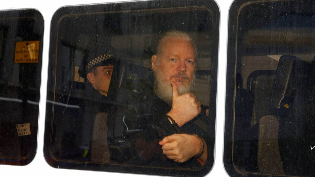 Вестминстерский магистратский суд приговорил основателя Wikileaks Джулиана Ассанжа к 50 неделям тюрьмы за нарушение условий освобождения под залог, после того, как посольство Эквадора отказала ему в убежище и он был арестован полицией Скотленд-Ярда, по запросу властей США.