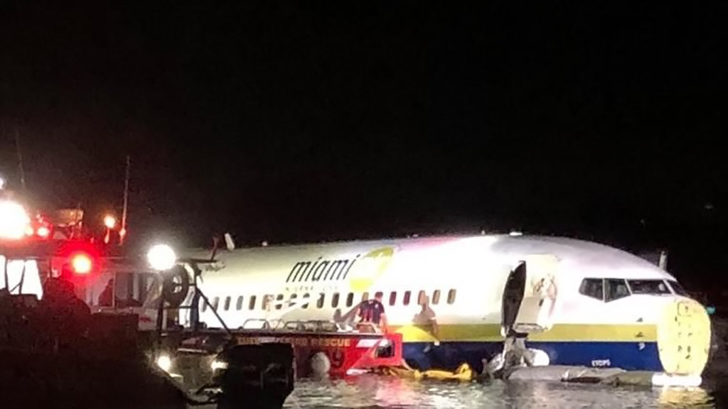 Во США коммерческий самолет Boeing 737, выполнявший перелет с военно-морской базы США Гуантанамо на Кубе, во время посадки съехал со взлетно-посадочной полосы в реку. На борту самолета находились 136 человек, все пассажиры и члены экипажа живы.