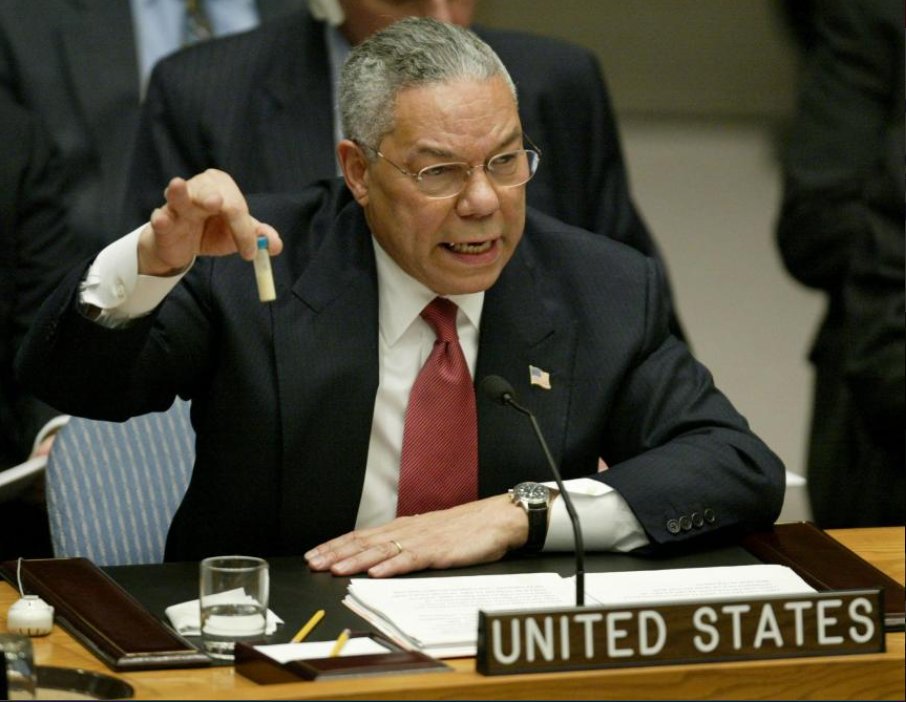 Госсекретарь США Колин Пауэлл трясет в СБ ООН пробиркой с фальшивым химоружием, обвиняя Ирак; февраль 2003 года 