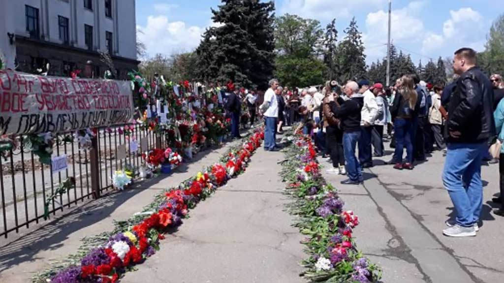 Неизвестные сожгли на Куликом поле в Одессе импровизированные памятные таблички, на которых были запечатлены имена погибших во время жуткой трагедии, произошедшей 2-го мая 2014 года.