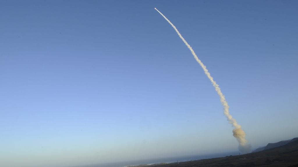США в четверг осуществили очередной испытательный пуск межконтинентальной баллистической ракеты "Минитмен-3". Невооруженная головная часть ракеты, пролетев 6,76 тыс. км, поразила заданную цель на американском полигоне в районе атолла Кваджалейн в центральной части Тихого океана.