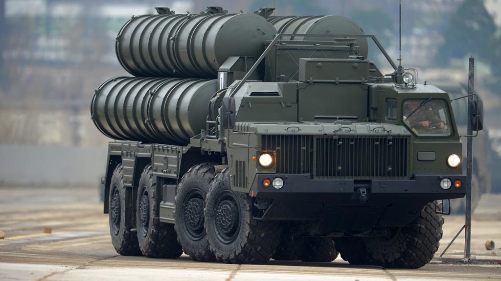 Немецкие издание Das Bild сообщило, что в связи с ситуацией с турецкой лирой и возможными санкциями со стороны США, Турция может пересмотреть сделку с Россией о приобретении зенитно-ракетных комплексов С-400. Анкара в свою очередь опровергла данную информацию.