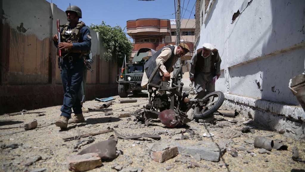 В результате взрыва, прогремевшего в провинции Герат на западе Афганистана погибли по меньшей мере пять детей, еще 20 человек получили ранения, сообщает агентство Pajhwok со ссылкой на местные власти. По предварительным данным, взорвался начиненный взрывчаткой мотоцикл.