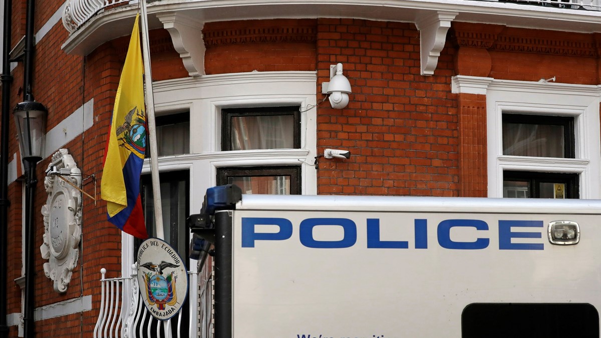 британская полиция у посольства Эквадора в Лондоне