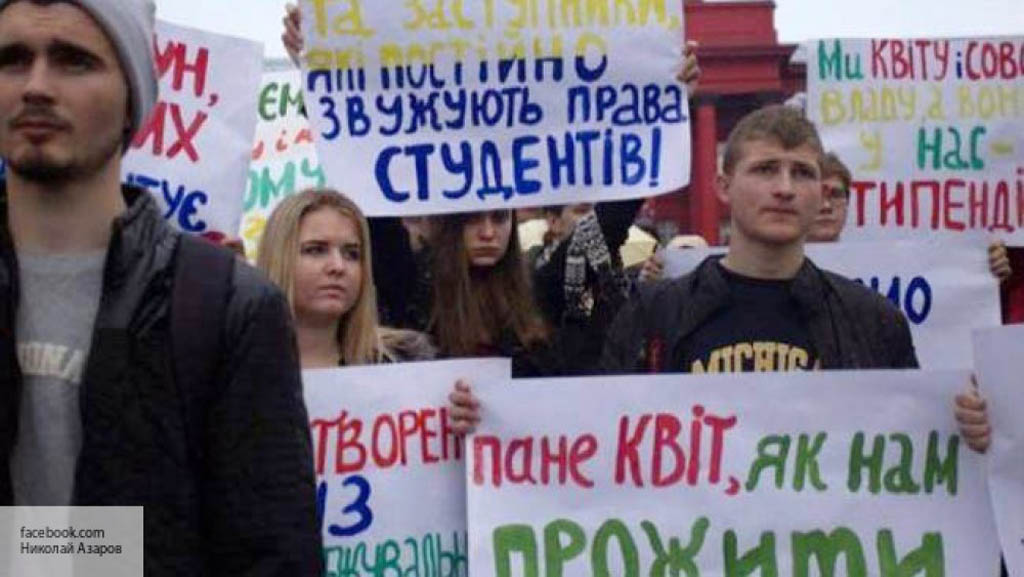 Сегодня в Одессе у здания управления Государственного казначейства прошла акция протеста, которую устроили сотрудники и учащиеся Медицинского института, лишенные заработных плат и стипендий на протяжении последних 6 месяцев.