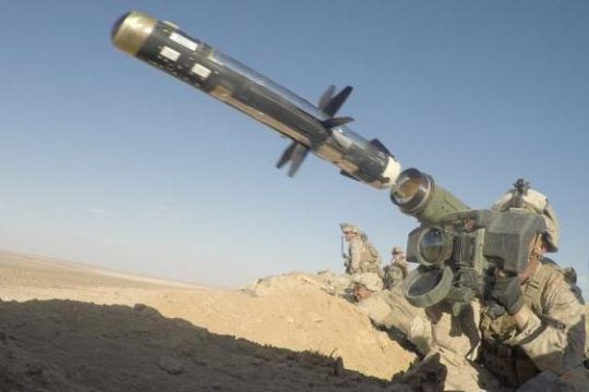 морпех США стреляет из комплекса Javelin в Сирии