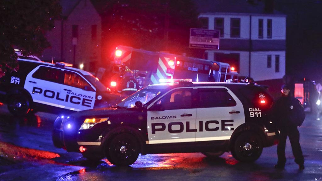 В результате стрельбы в здании муниципалитета в американском штате Вирджиния погибли 12 человек, еще шестеро получили ранения. Стрелок вошел в здание и сразу открыл огонь. Когда полиция прибыла на место, началась перестрелка, в результате которой нападавший был убит.