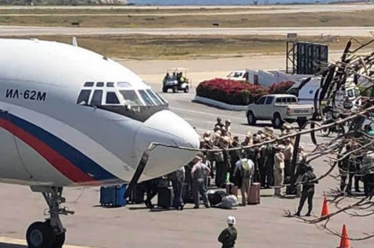 российские военные с грузом в порту Венесуэлы