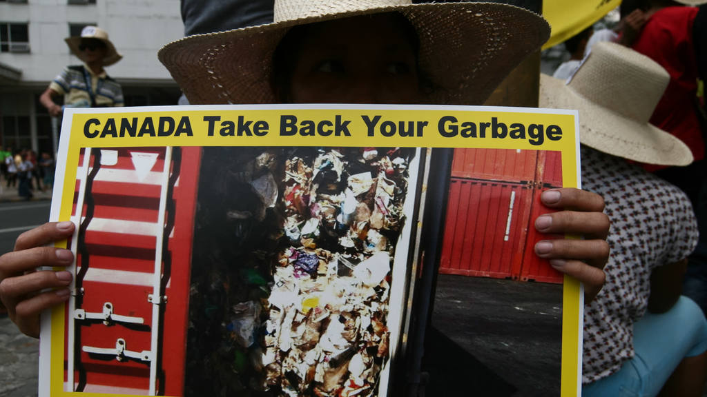 Канада забери свой мусор назад. Протест на Филиппинах.