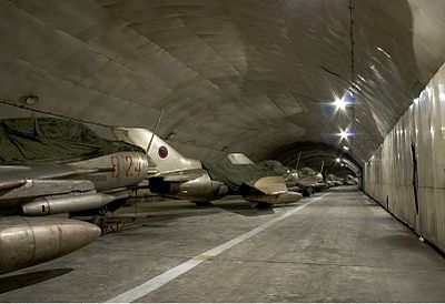туннель авиабазы Кучове в Албании и самолеты F-6