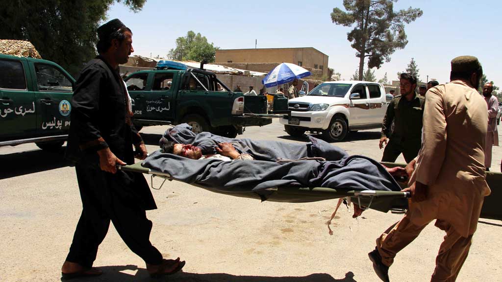 По меньшей мере 15 человек, в том числе гражданские лица, погибли в результате нападения боевиков радикального движения «Талибан» (запрещено в РФ) на западе провинции Гор в Афганистане, сообщил телеканал Tolo News. По данным телеканала, боевики совершили нападение в ночь с пятницы на субботу.
