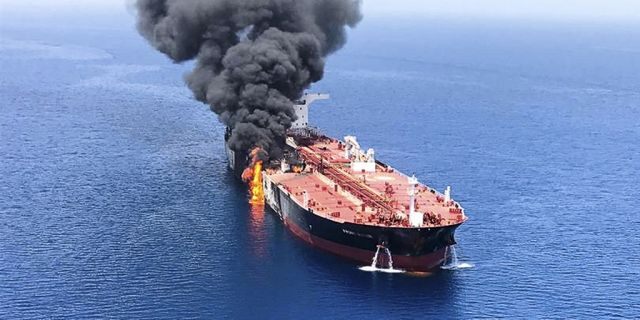 атакованный танкер в Оманском заливе