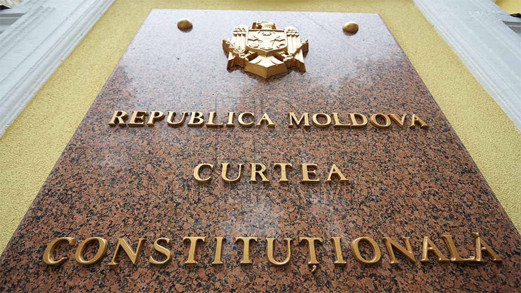 Конституционный суд Молдавии в субботу провел чрезвычайное заседание, в ходе которого отменил все свои решения, принятые 7-9 июня, которые привели к двоевластию и непризнанию нового правительства и спровоцировали в стране политический кризис.