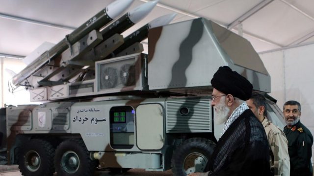 иранский аятолла Хаменеи на смотре систем ПВО Ирана Khordad-3