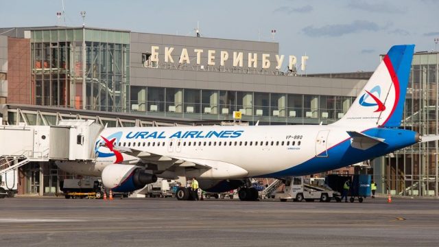 самолет "Уральских авиалиний" в Екатеринбурге