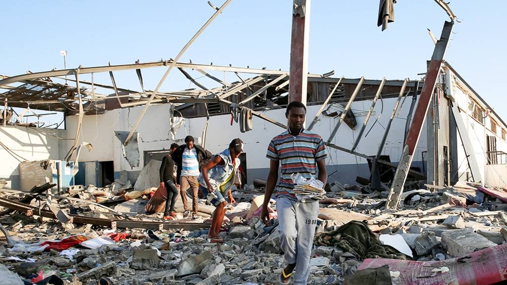 разбомблённый центр содержания мигрантов возле Триполи