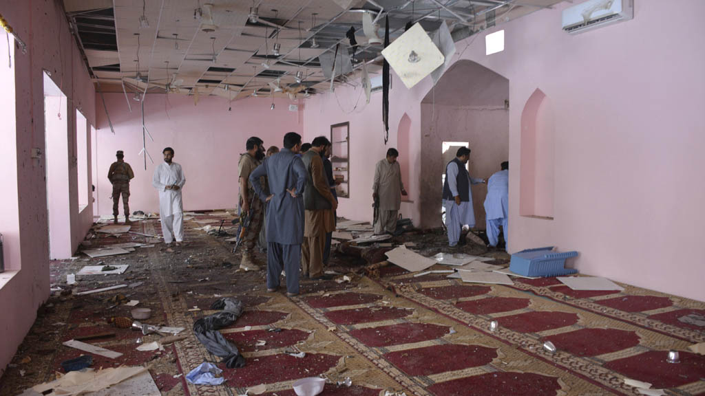В результате взрыва произошедшего в одной из мечетей города Газни на востоке Афганистана пострадал по меньшей мере 21 человек. Ни одна из действующих в регионе террористических группировок пока не взяла на себя ответственность за теракт.