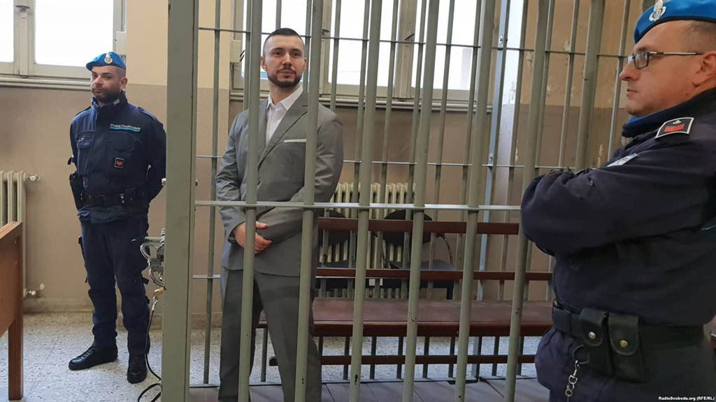 Итальянский суд приговорил к 24 годам тюрьмы бывшего АТОшника Виталия Маркива, которого обвиняли в убийстве итальянского фотожурналиста Роккелли вблизи Славянска в Донецкой области 24 мая 2014 года.