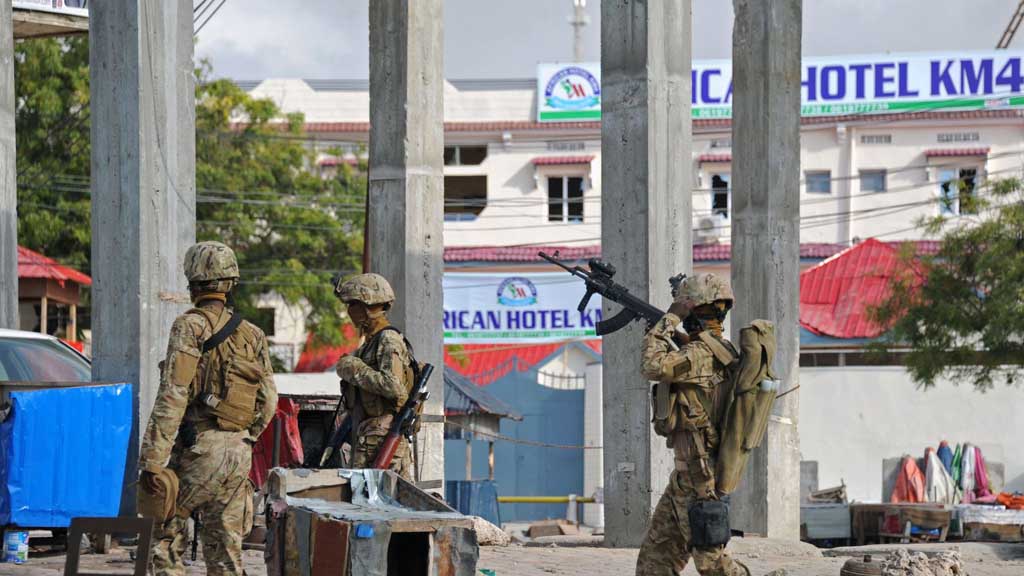 В результате атаки боевиков террористической группировки "Аш-Шабаб" (запрещена в РФ) на отель города Кисмайо в Сомали погибли по меньшей мере 13 человек, десятки человек получили ранения.
