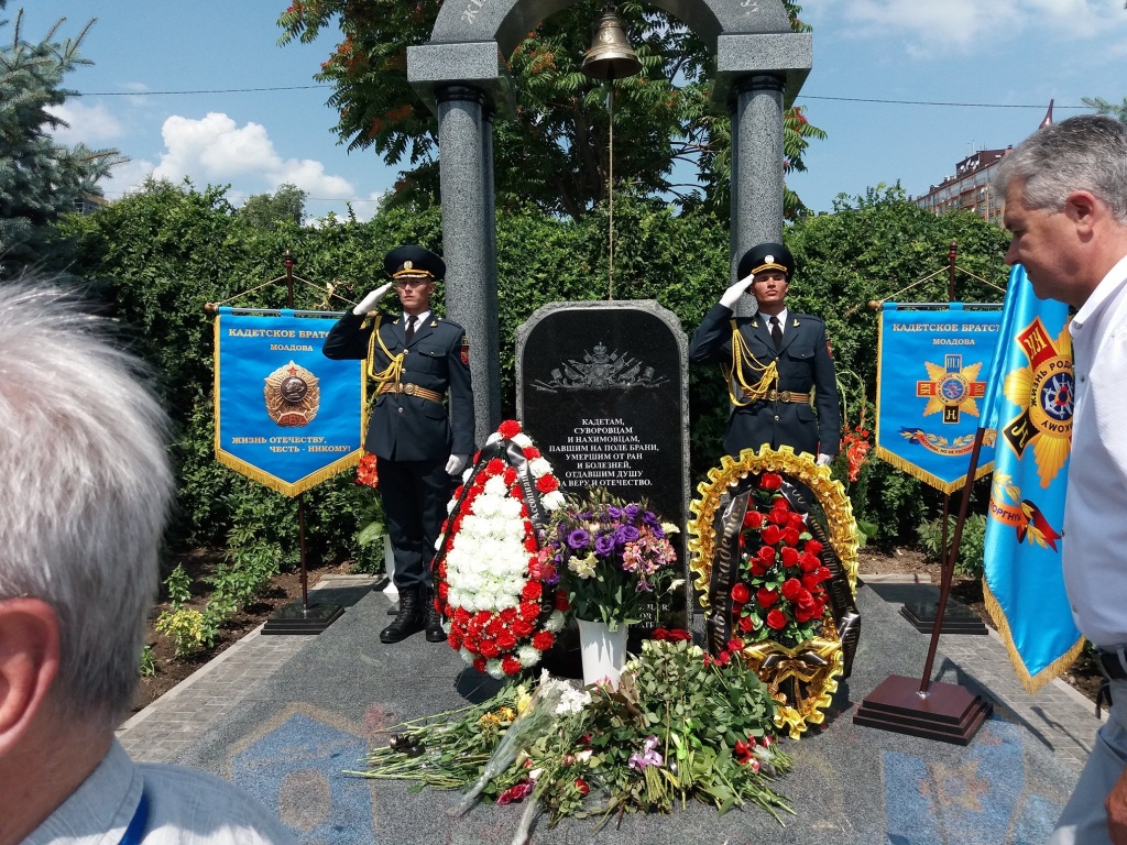 В Кишинёве увековечили памятник суворовцев и нахимовцев
