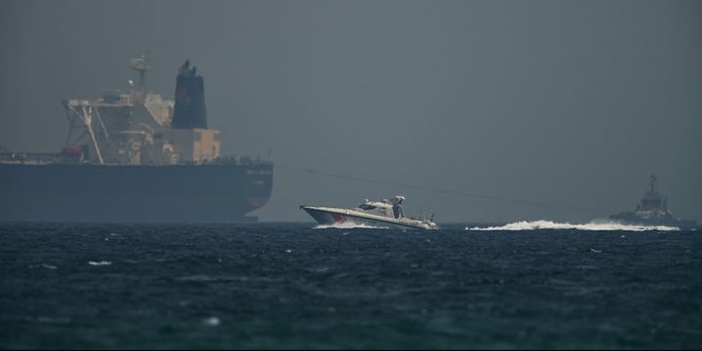Береговая охрана ОАЭ и нефтяной танкер