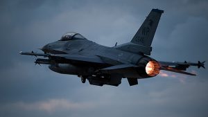 Самолет F-16 взлетает с военной базы Кунсан в Южной Корее