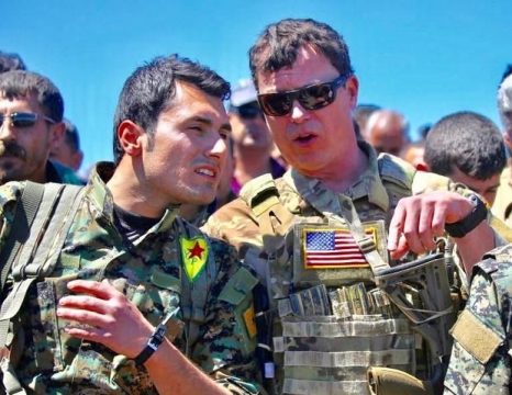 американский военный и курдский представитель СДС