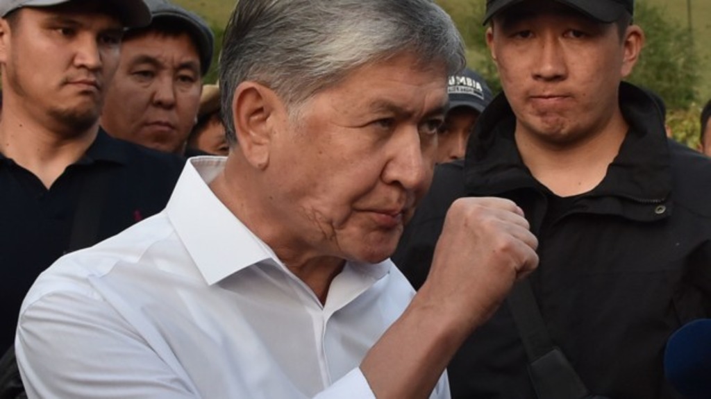 экс-президент Киргизии Алмазбек Абамбаев в окружении сторонников и охраны