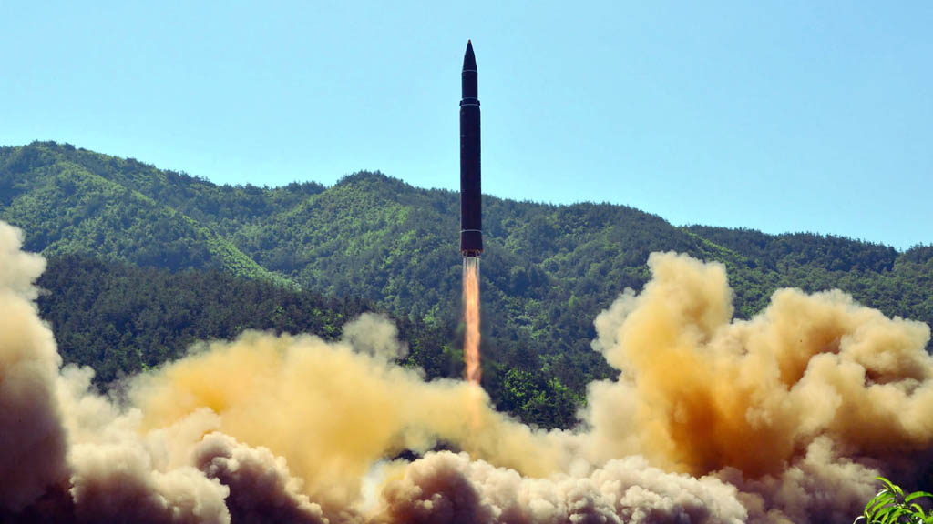 КНДР осуществила новый запуск двух ракет неустановленного типа по направлению Японского моря. Об этом сообщает агентство Ренхап со ссылкой на южнокорейских военных. По их данным, запуск был осуществлен из города Хамхын, расположенном на северо-востоке Республики.