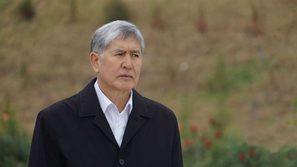 В пресс-службе МВД Киргизии сообщили, что согласно решению суда, на все имущество бывшего президента Алмазбека Атамбаева, в том числе его телеканал "Апрель" и АО «Медиа-Форум», наложен арест. Также следствие намерено допросить сторонников Атамбаева.